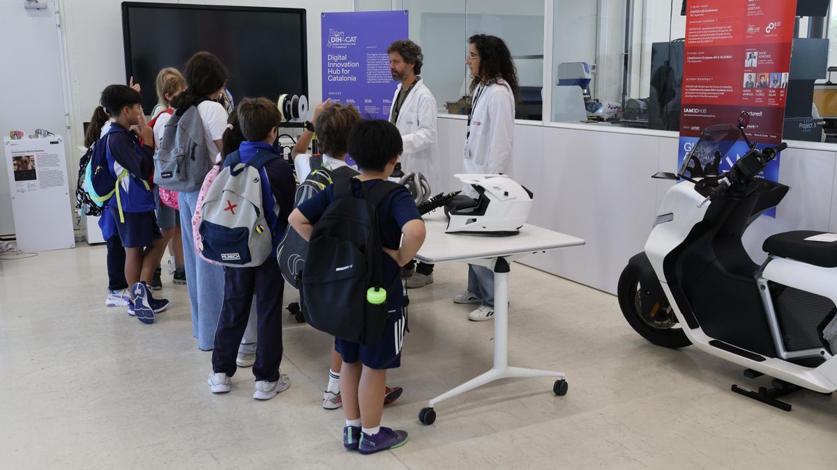 Varios niños visitan el 'hub' tecnológico DFactory en Barcelona