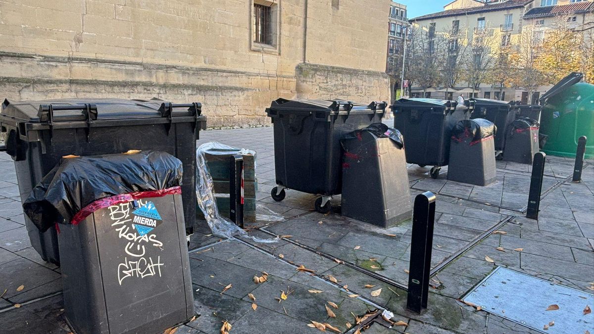 Contenedores clausurados con bolsas negras en el centro de Logroño
