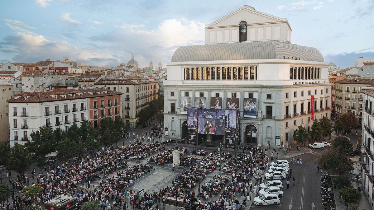 Romeo y Julieta toman la plaza de Isabel II: el Teatro Real lleva la ópera al corazón de Madrid con retransmisiones gratuitas