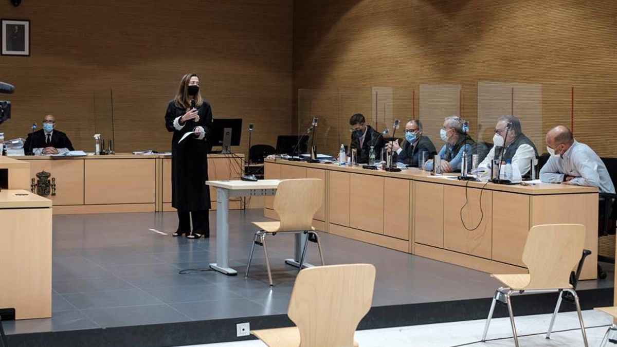 La fiscal encargada del caso Infecar se dirige al Jurado y a los acusados.