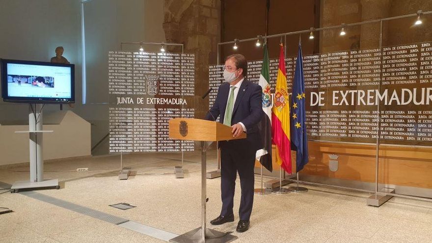 El presidente de la Junta de Extremadura, Guillermo Fernández Vara, ofrece una rueda de prensa en Mérida tras participar en la Conferencia de Presidentes en Salamanca