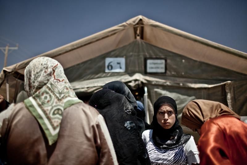 Hospital de campaña que el ejercito marroquí ha levantado en el campo de refugiados sirios de Za'atari (Jordania). Allí nacen cada día entre 8 y diez bebés, según señalan las cifras de varias ONG que operan en terreno. La carencia de leche, frutas y verduras, una dieta desequilibrada, así como el intenso calor y el constante polvo son algunas de las dificultades que deben enfrentar las mujeres que han sido madres en el asentamiento y sus hijos./Pablo Tosco/Oxfam Intermón