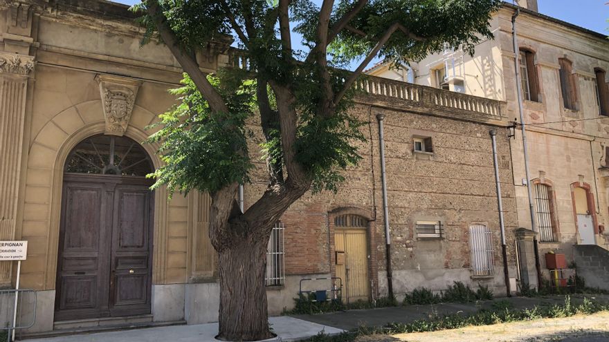 La entrada del Hospital de San Luis, donde sufrieron y perecieron españoles en el exilio, en la zona del Bajo Vernet, en la avenida Mariscal Joffre