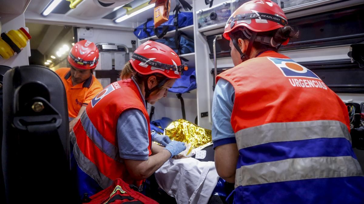 Ambulancia del 061 en el simulacro de accidente en el túnel de los omeyas