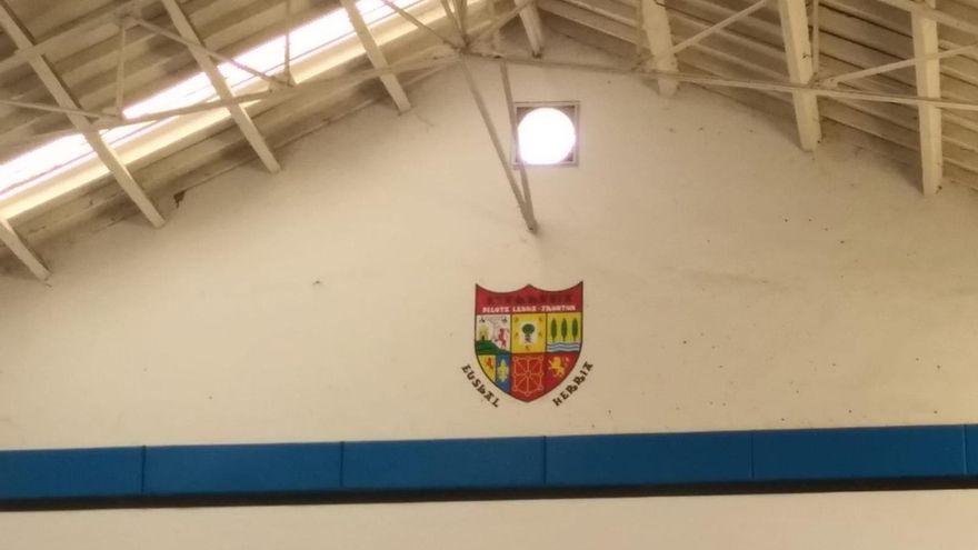 La Justicia navarra obliga al Ayuntamiento de EH Bildu en Villava a retirar del frontón el escudo de Euskal Herria