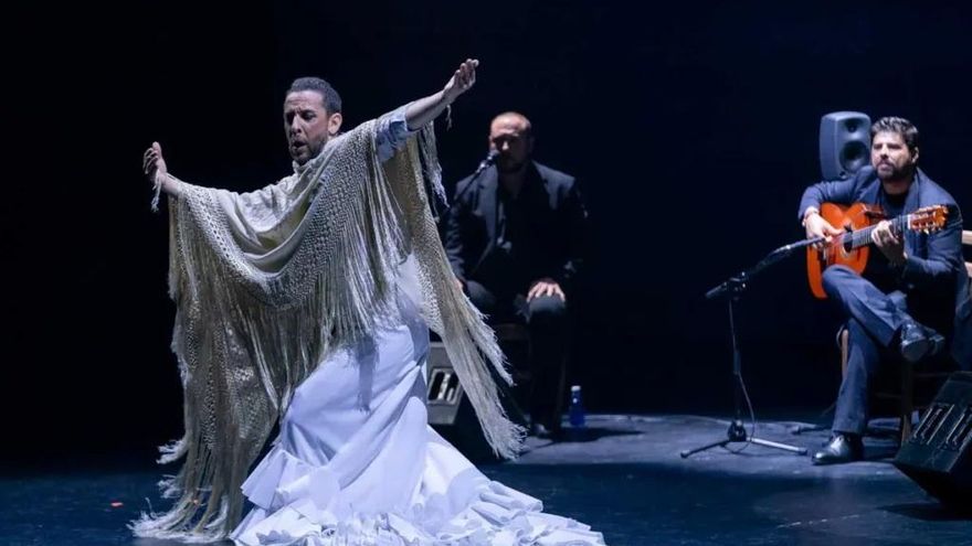 "Vicioso, enfermo, degenerado": ataque homófobo a Manuel Liñán por bailar en bata de cola y mantón