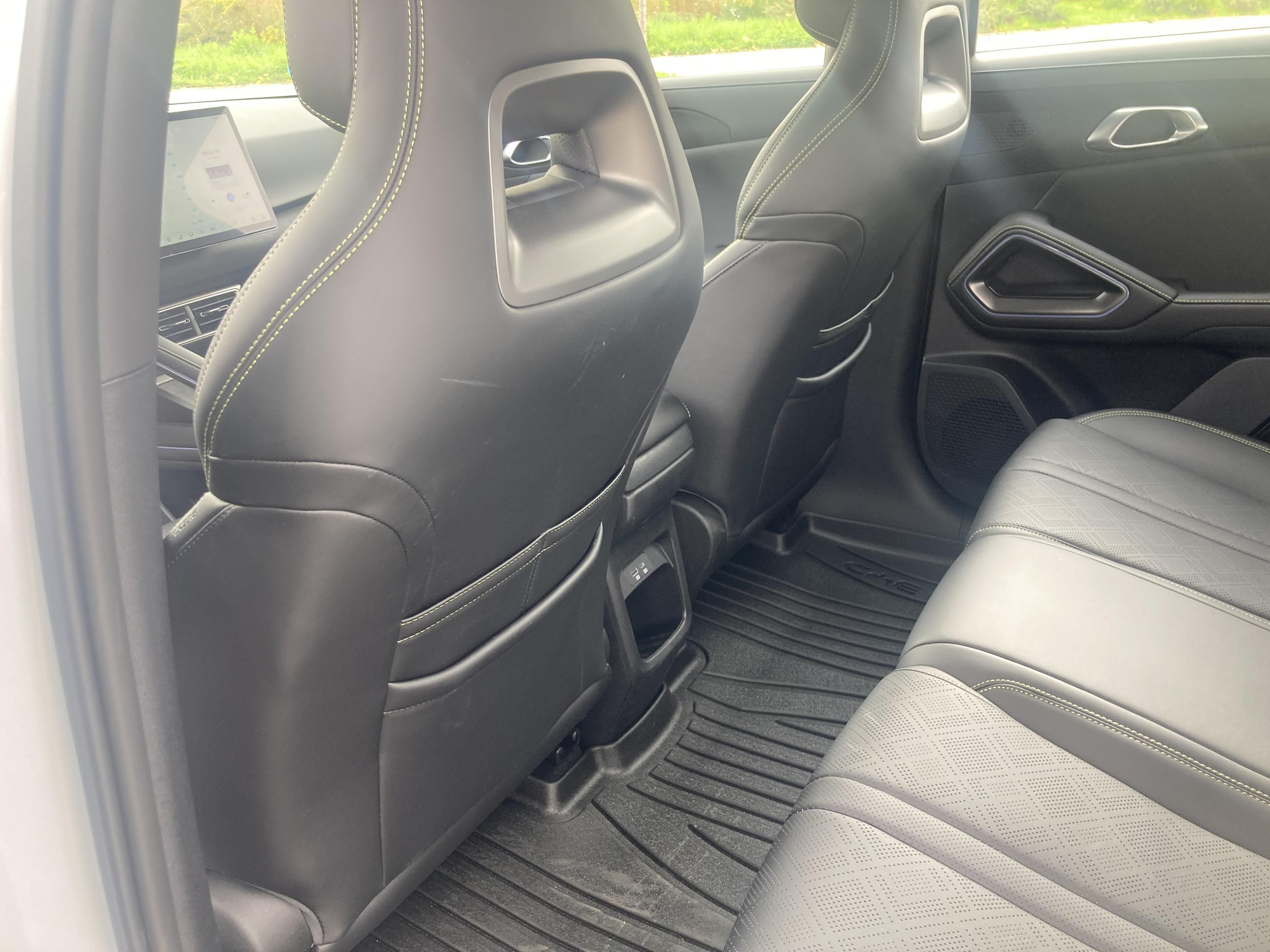 Plazas traseras amplias y piso enteramente plano.