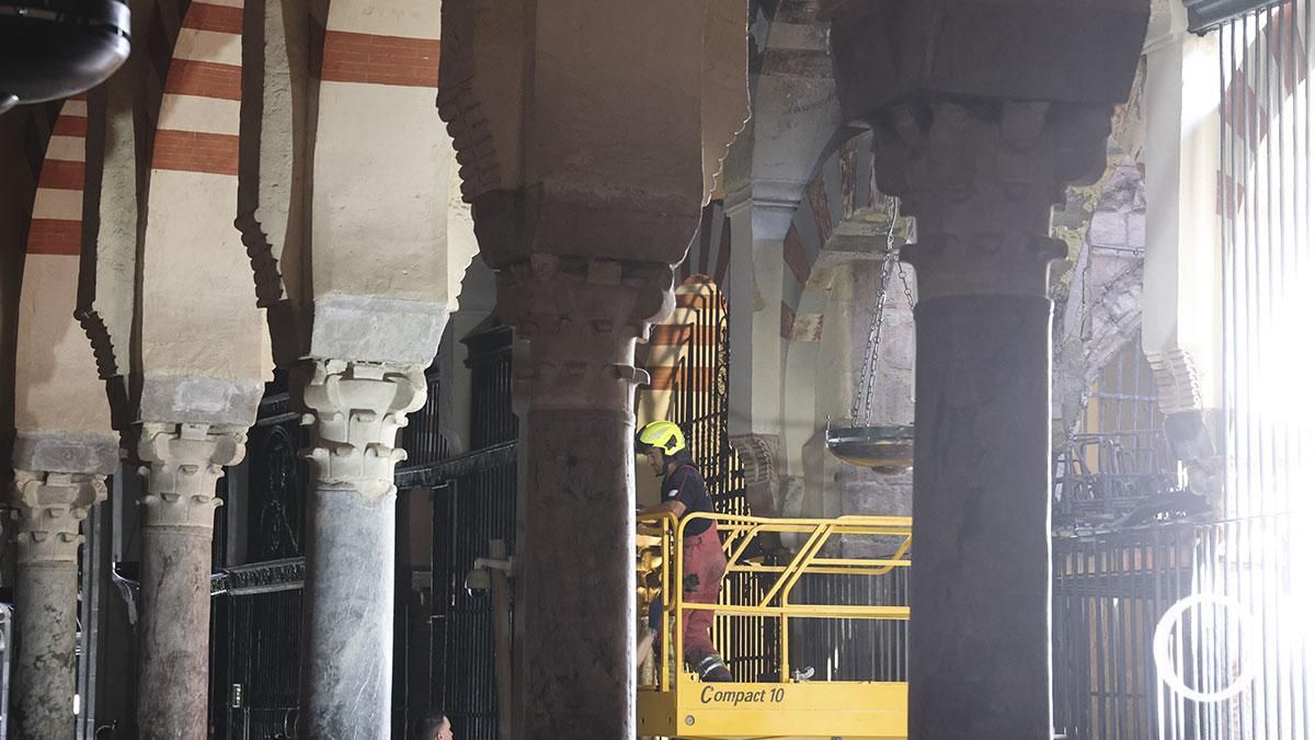 El interior de la Mezquita Catedral tras el incendio, en imágenes