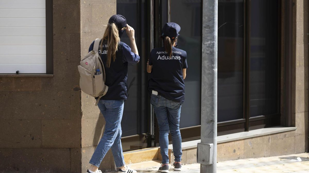 La Guardia Civil realiza desde primera hora de este miércoles un amplio despliegue en "una operación policial" en curso en Santa Cruz de Tenerife de la que por el momento no aporta más detalles. En la imagen dos agentes en una de las localizaciones en las que supuestamente se están realizando registros.