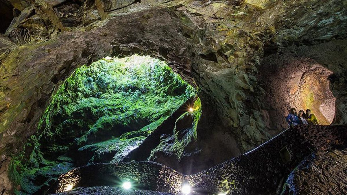 Geoturismo en Algar do Carvão, en la isla de Terceira (Azores).