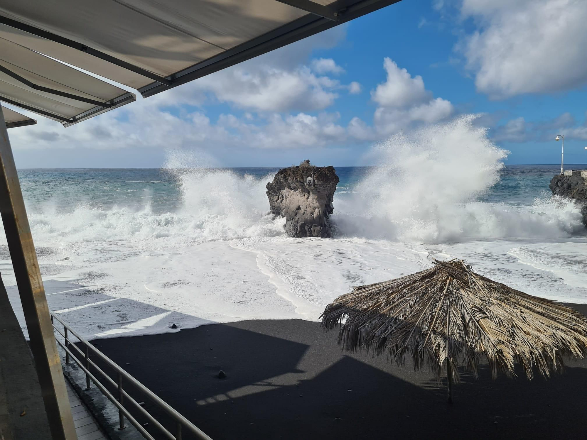 Olas en la playa de Puerto Naos, este sábado, 14 de noviembre.