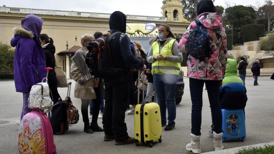 Varias personas refugiadas hablan con una traductora frente al palacio de Victoria Eugenia, el palacio 7 de Fira de Barcelona, en una imagen de archivo.