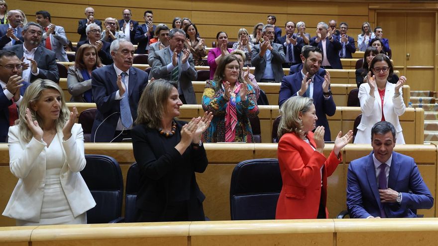 El presidente del Gobierno, Pedro Sánchez (d), recibe un aplauso de la bancada socialista y de la vicepresidenta segunda y ministra de Trabajo y Economía Social, Yolanda Díaz (i), durante el pleno del Senado este martes en Madrid.