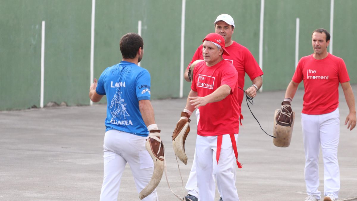 Partido de Laxoa en la plaza Bear Zana