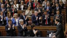 La bancada popular aplaude a Mariano Rajoy.