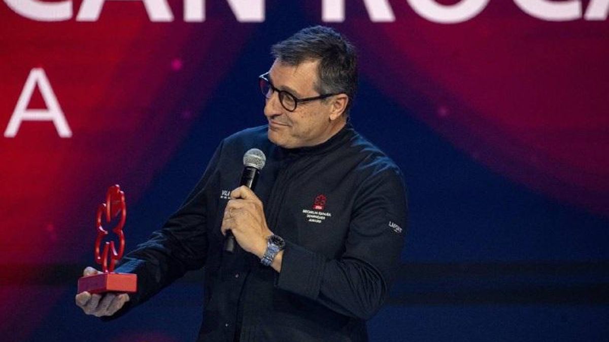 Roca recogiendo el premio