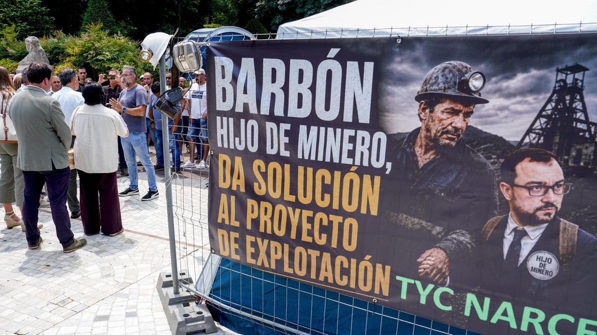 Los trabajadores de TYC Narcea, acampados en Oviedo, recuerdan en una pancarta a Adrián Barbón sus orígenes como hijo de minero y le piden que les ofrezca una solución.