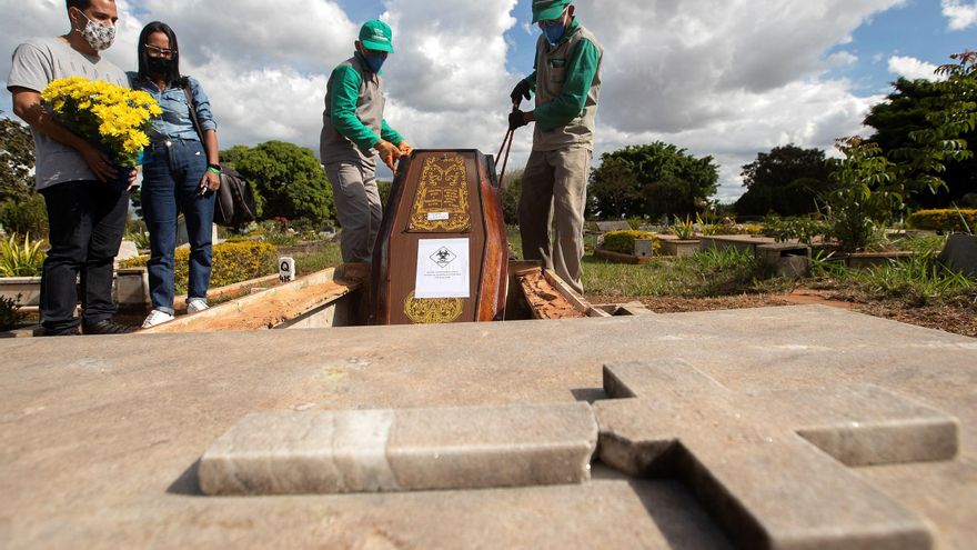 Trabajadores del cementerio Campo de Esperanza entierran una víctima de covid-19 en Brasilia (Brasil). EFE/Joédson Alves/Archivo