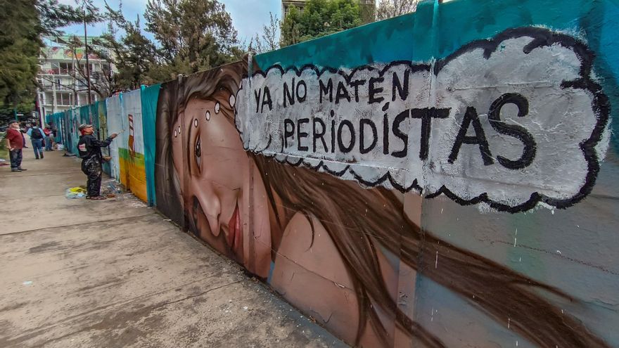 Artistas pintan un mural en contra de los asesinatos de periodista hoy, en Ciudad de México (México). EFE/ Isaac Esquivel