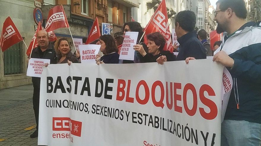 Profesores e investigadores de la Universidad de Cantabria, movilizados a las puertas del Gobierno autónomo.