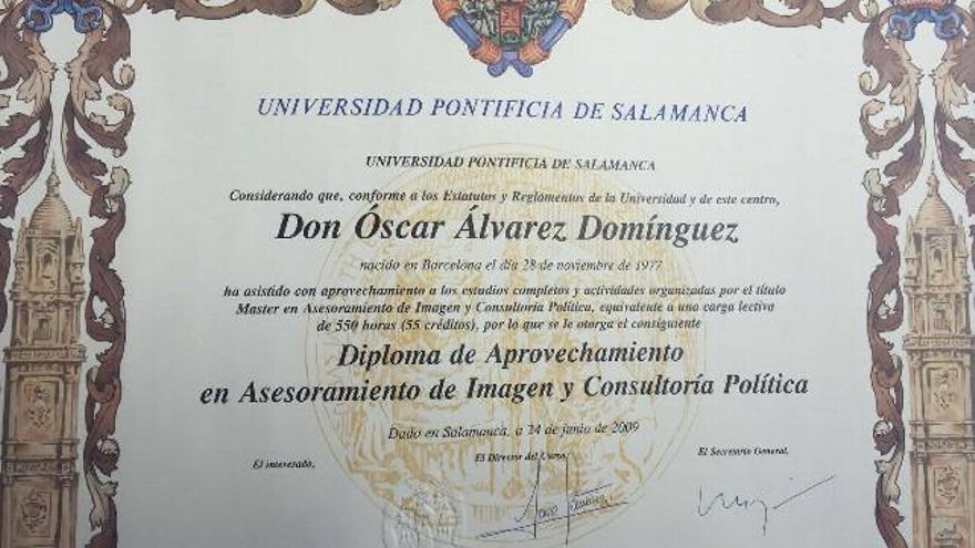 Diploma colgado por Óscar Álvarez para defender sus estudios en la Universidad Pontificia de Salamanca.