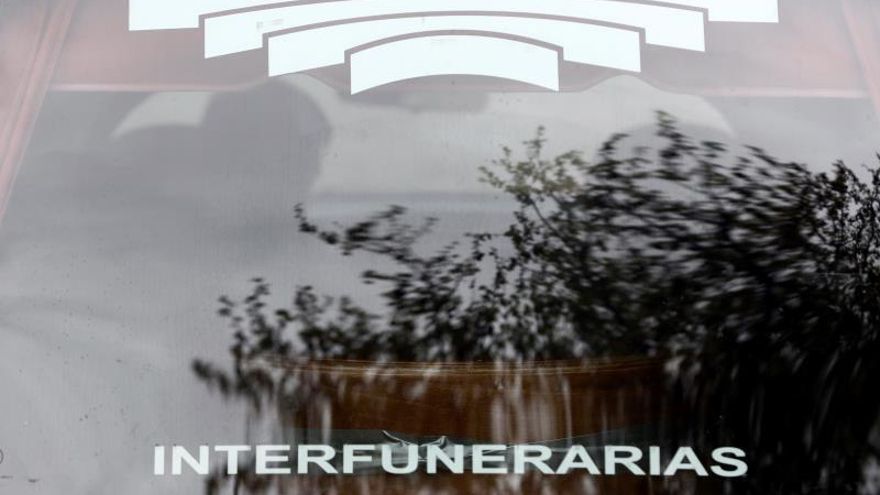 Detalle del logotipo de Interfunerarias en un coche fúnebre.