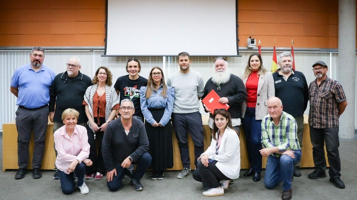 La alcaldesa de Rivas, Aída Castillejo, junto a representantes de las entidades y ONG de cooperación internacional