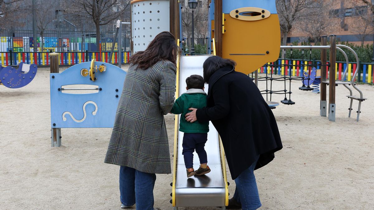 Sofía (nombre ficticio), que ha denunciado a la Seguridad Social por negarle una ayuda para madres autónomas, junto a su pareja y su hijo.