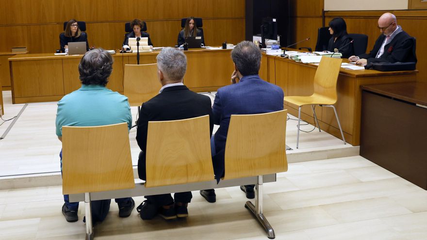 El padre de Canet que acusa a tres tuiteros de acoso por el 25% de castellano convierte el juicio en una crítica a la inmersión