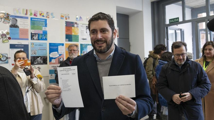 El candidato de Vox a la Presidencia del Gobierno de Aragón, Alejandro Nolasco, muestra su voto antes de depositar la papeleta