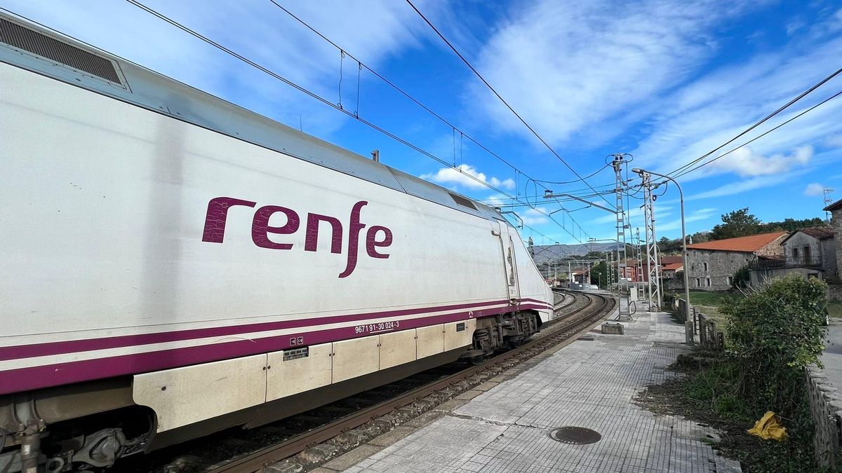 Archivo - Tren Alvia en Bárcena de Pie de Concha
