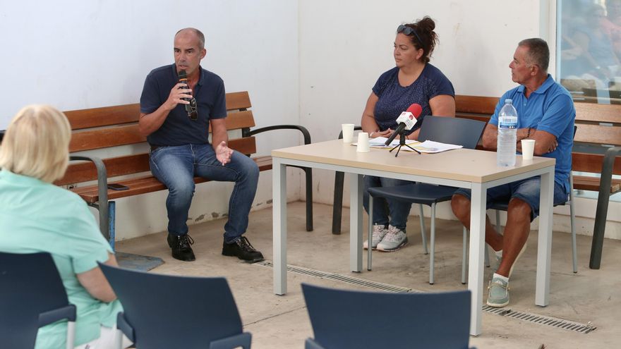 Claudio Piernavieja, coordinador general de Ceisa, durante el encuentro vecinal de la plataforma Salvar la Bahía Santa Águeda, junto a Nadia Lamrine, vicepresidenta de la asociación de vecinos El Pajar, y Antonio Mariano Trujillo, portavoz de la plataforma.