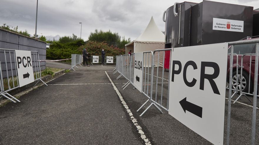 Varios carteles indican la dirección para someterse a un test PCR en Navarra.