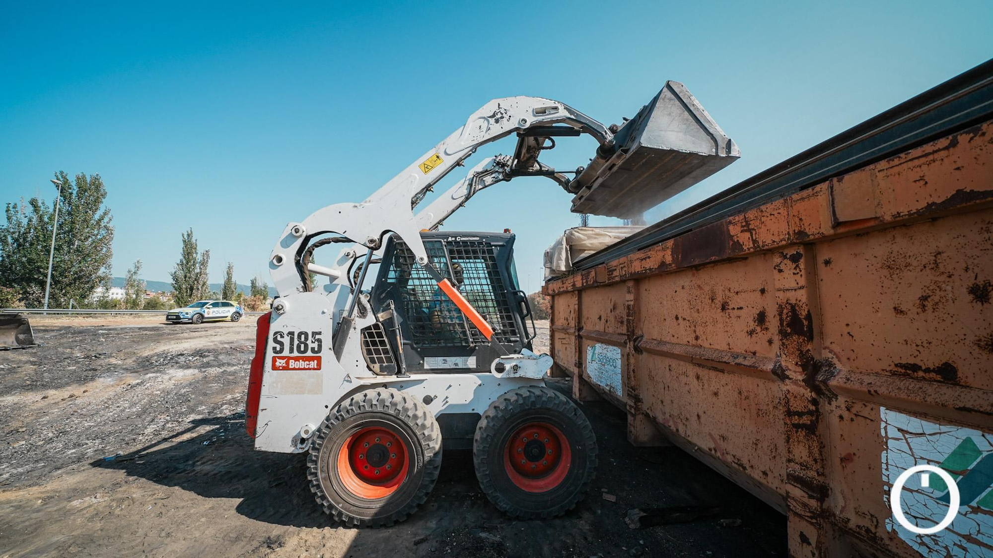 Limpieza de las chabolas frente al Carrefour Zahira