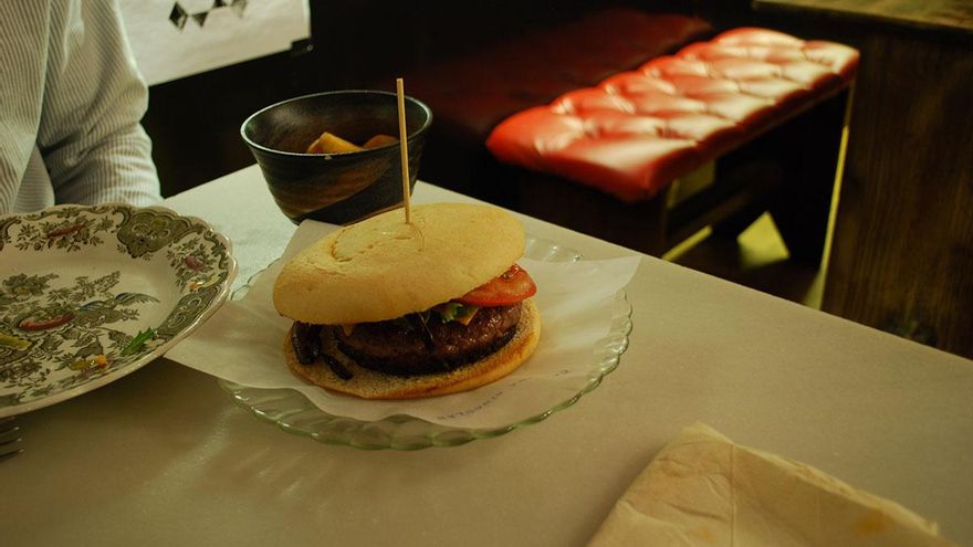 Esto no es una hamburguesa que saca la lengua