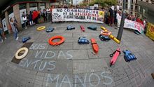 Una concentración, convocada por la plataforma Iruñea Ciudad de Acogida, ha exigido esta tarde en Pamplona medidas urgentes que permitan el desembarco en puerto seguro de los barcos Open Arms y Ocean Viking.