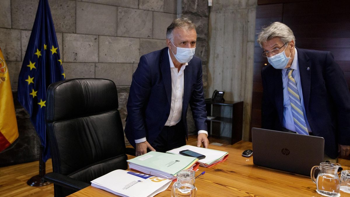 El presidente del Gobierno de Canarias, Ángel Víctor Torres, y el consejero de Seguridad, Julio Pérez, durante el Consejo de Gobierno celebrado este jueves.