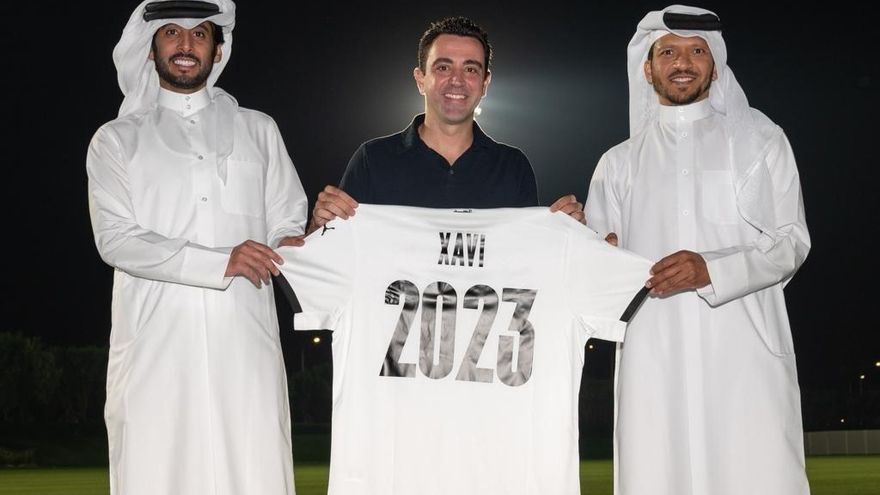 Xavi Hernández en su renovación con el equipo Al-Sadd de Qatar