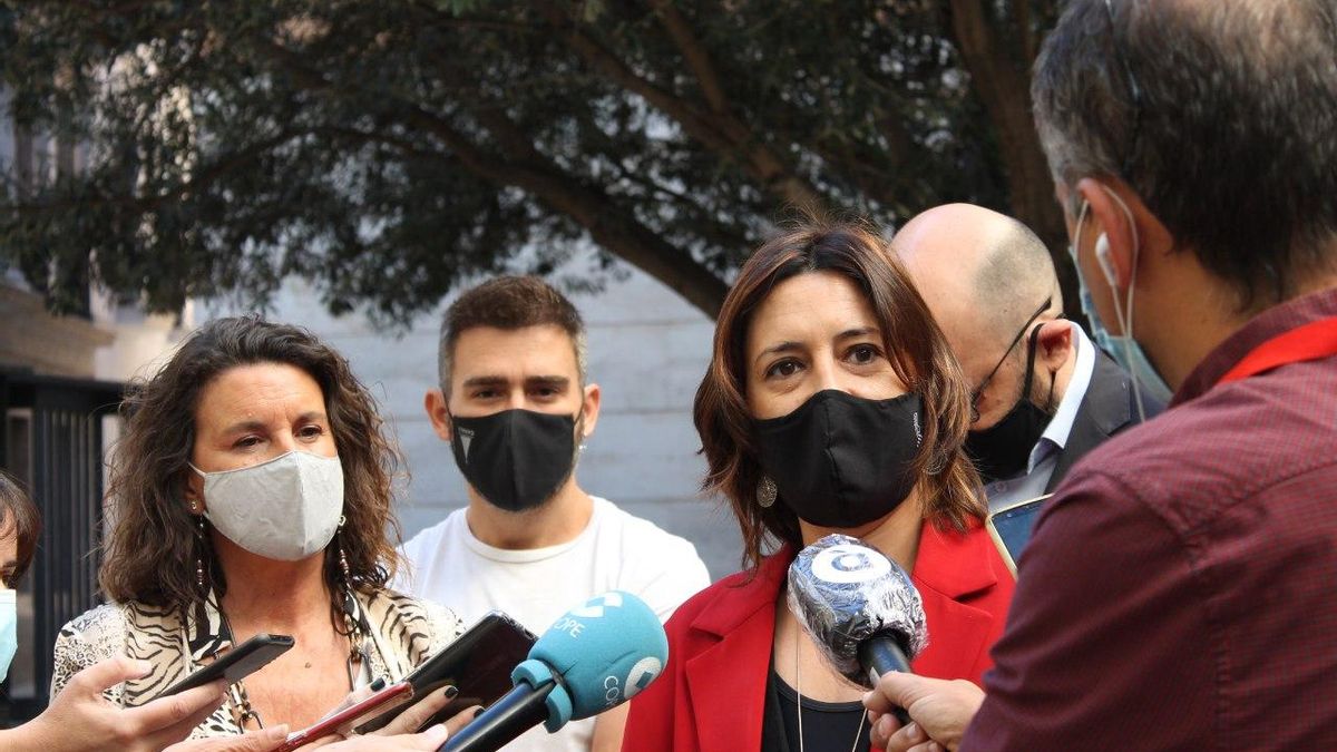 Los responsables de Transparencia de PSPV, Compromís y Unides Podem junto a la consellera Pérez Garijo.