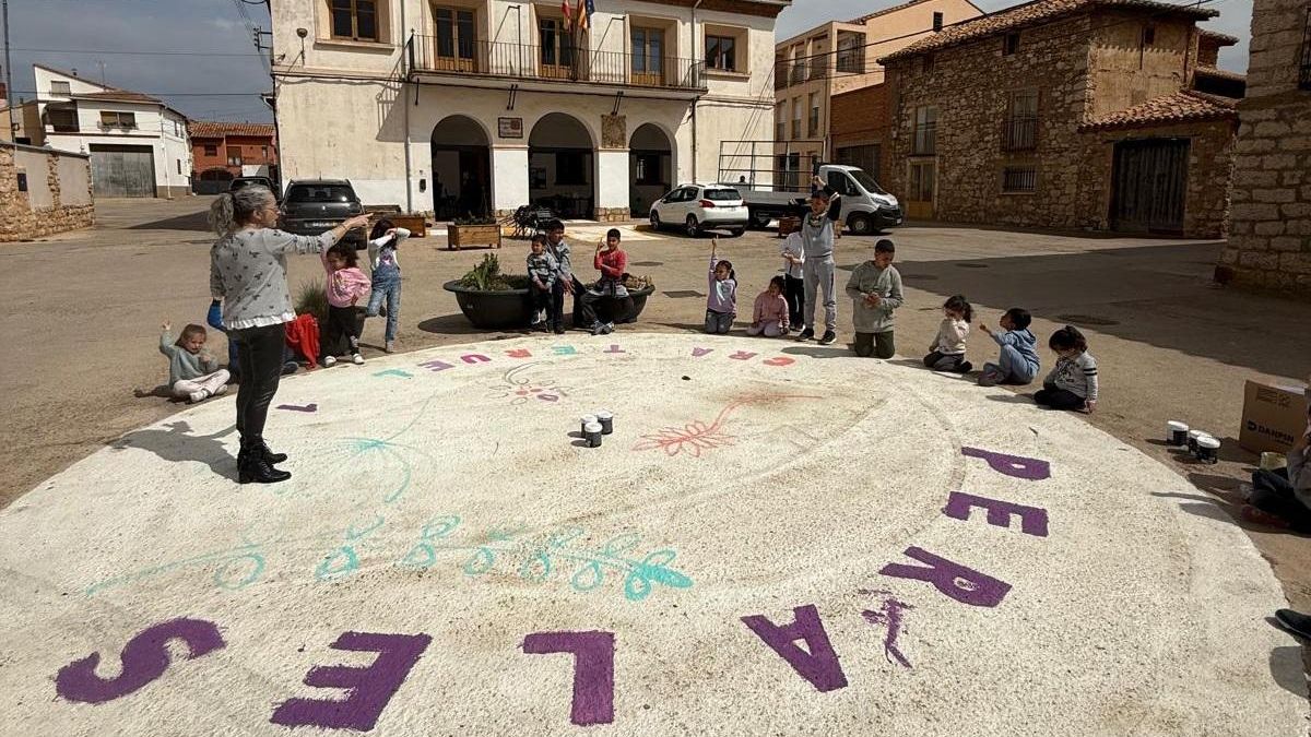 Actividad con escolares en una plaza de Perales del Albambra.
