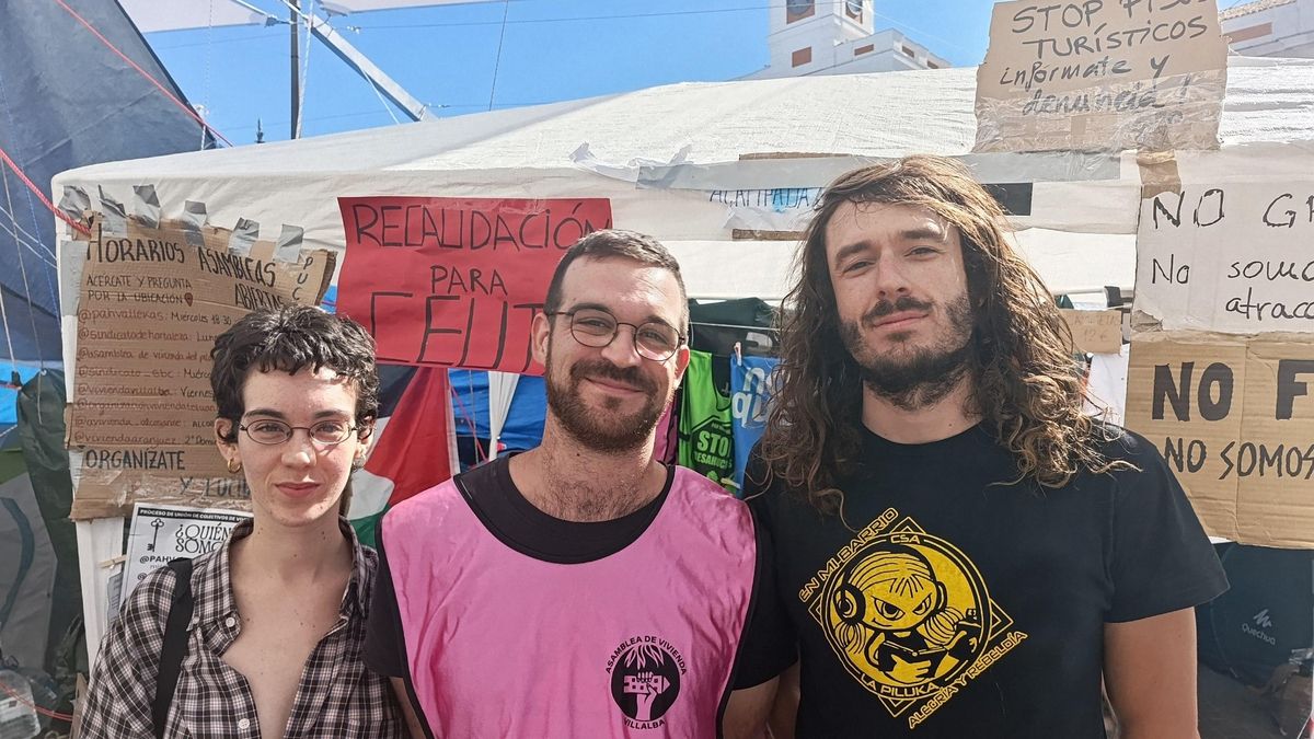 Lucía, Pablo y Rodrigo en el puesto de Pucvm en la acampada de la Puerta del Sol.