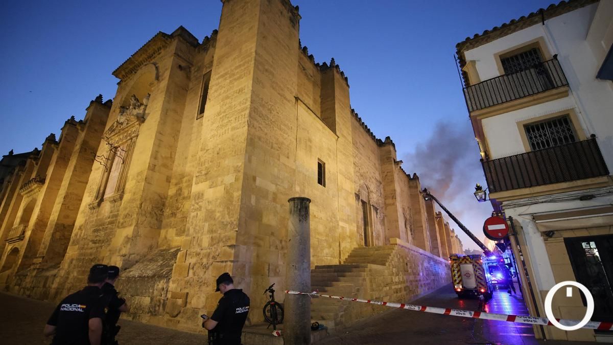 El incendio en la Mezquita de Córdoba, en imágenes