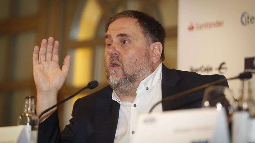 ZARAGOZA, 06/10/2022.- El presidente de ERC, Oriol Junqueras (i), participa en el ciclo "Aragón-Cataluña. Relaciones históricas" organizado por la Asociación de Directivos y Ejecutivos de Aragón, este jueves en Zaragoza.
