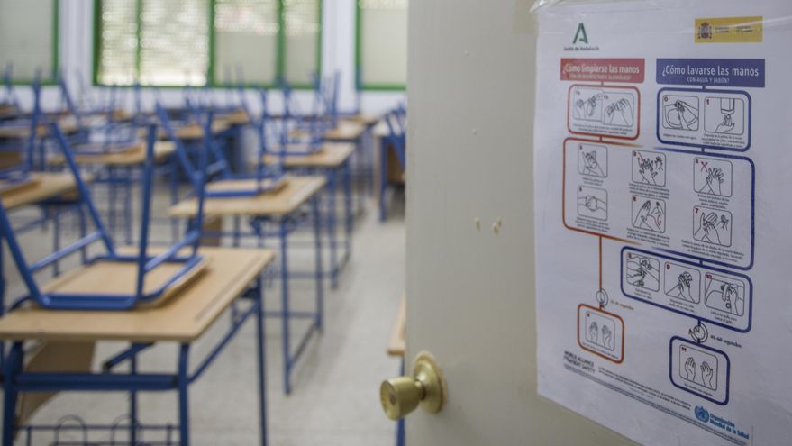 Cartel recordando las medidas de seguridad en la puerta de las aulas de un centro educativo 
