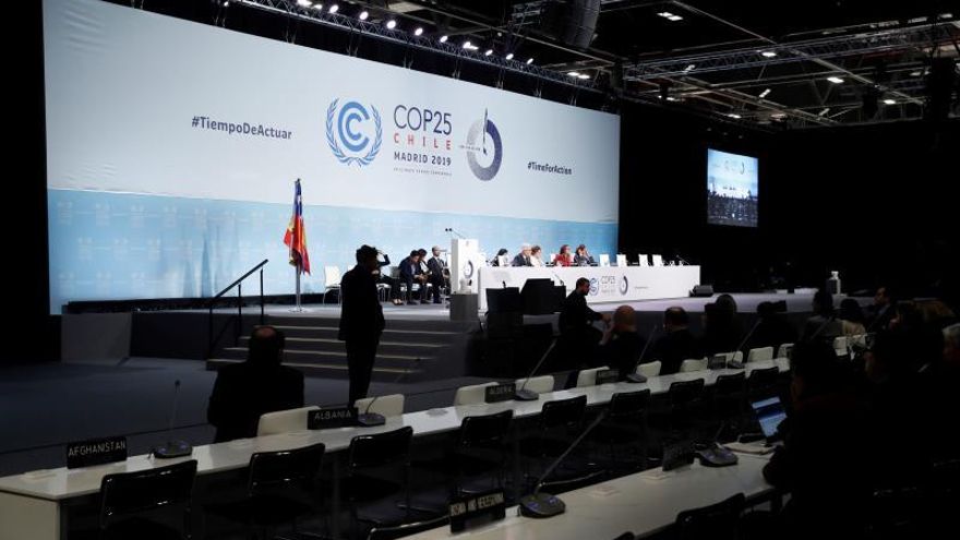 La ministra de Medio Ambiente de Chile y presidenta de la COP25, Carolina Schmidt (c), se dirige a los asistentes durante la reunión de la Cumbre del Clima de Madrid.