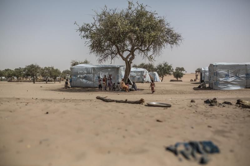 Una invisible crisis humanitaria tiene como escenario la cuenca del lago Chad. El conflicto que empezó en Nigeria hace ocho años entre Boko Haram y los militares que intentan combatirlo se ha extendido a Níger, Chad y Camerún. Más de 2,6 millones de personas, de las cuales 1,5 millones son niños y niñas, han huido de sus hogares en busca de protección, y casi 11 millones precisan de ayuda urgentemente. Con dificultad para cultivar o comprar alimentos, o simplemente acceder a ayuda humanitaria, se enfrentan a nuevos peligros como el hambre. Se calcula que ya hay 7 millones de personas al borde de la hambruna y casi medio millón de niños y niñas malnutridos. Sayam Forage es un campamento de refugiados y desplazados administrado por la ONU donde pueden permanecer los refugiados. Ya hay 6.746 personas viviendo en el campamento. Sayam Forage está aislado de la ciudad en medio del desierto y no hay perspectivas de trabajo. Oxfam Intermón suministra agua y kit de higiene.