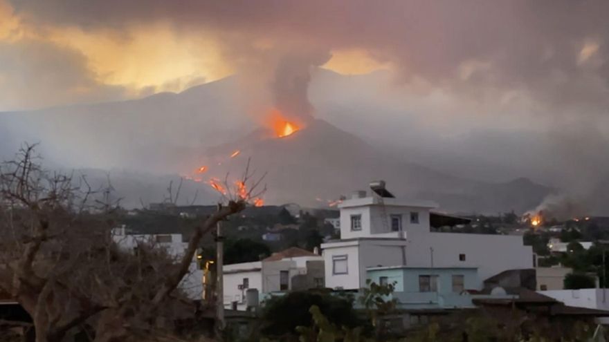 Una de las coladas del volcán de La Palma amenaza con llegar al centro del barrio de La Laguna