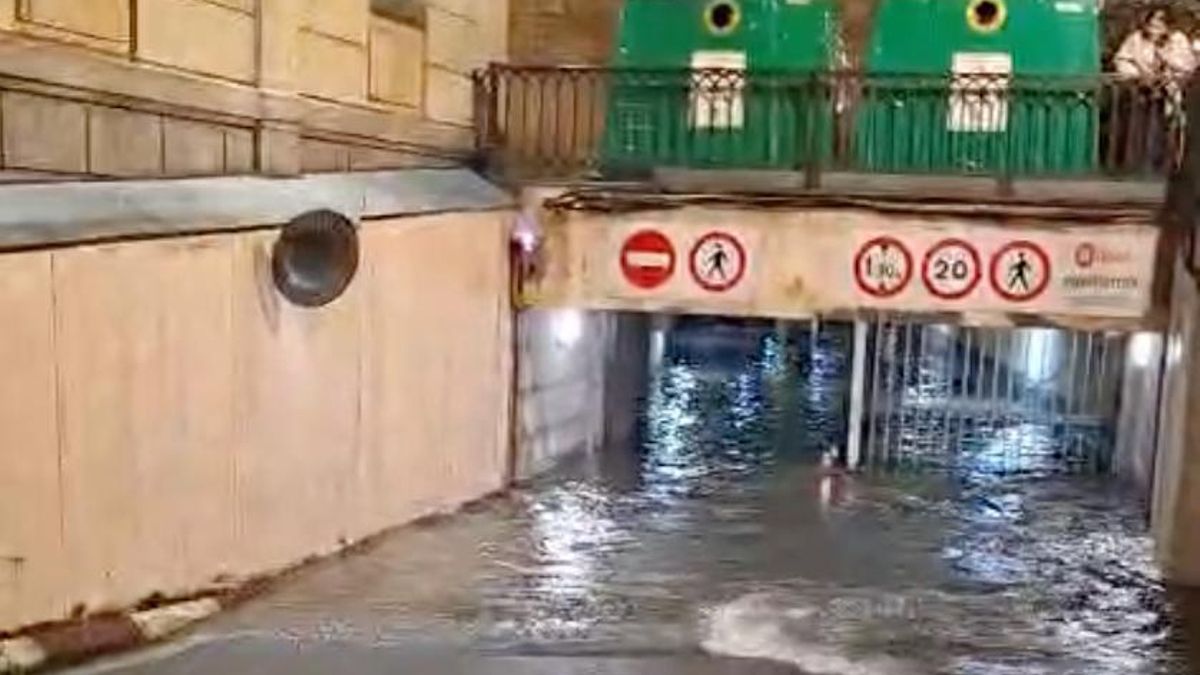 Un garaje, anegado por las fuertes lluvias en Bilbao este sábado