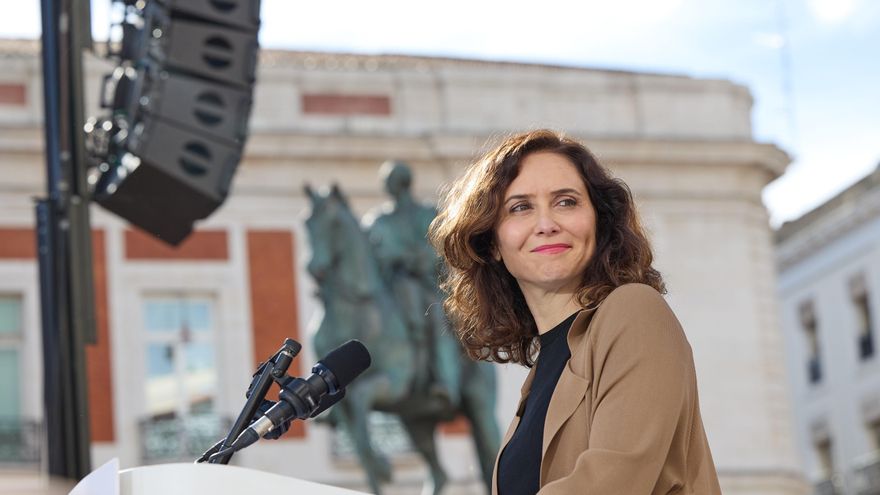 Ayuso limita la fiscalización a su gobierno con cambios en 15 leyes sin debate parlamentario