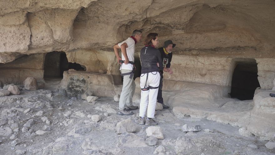Exterior de la Cuevas de Las Brujas y parte del equipo de prospección